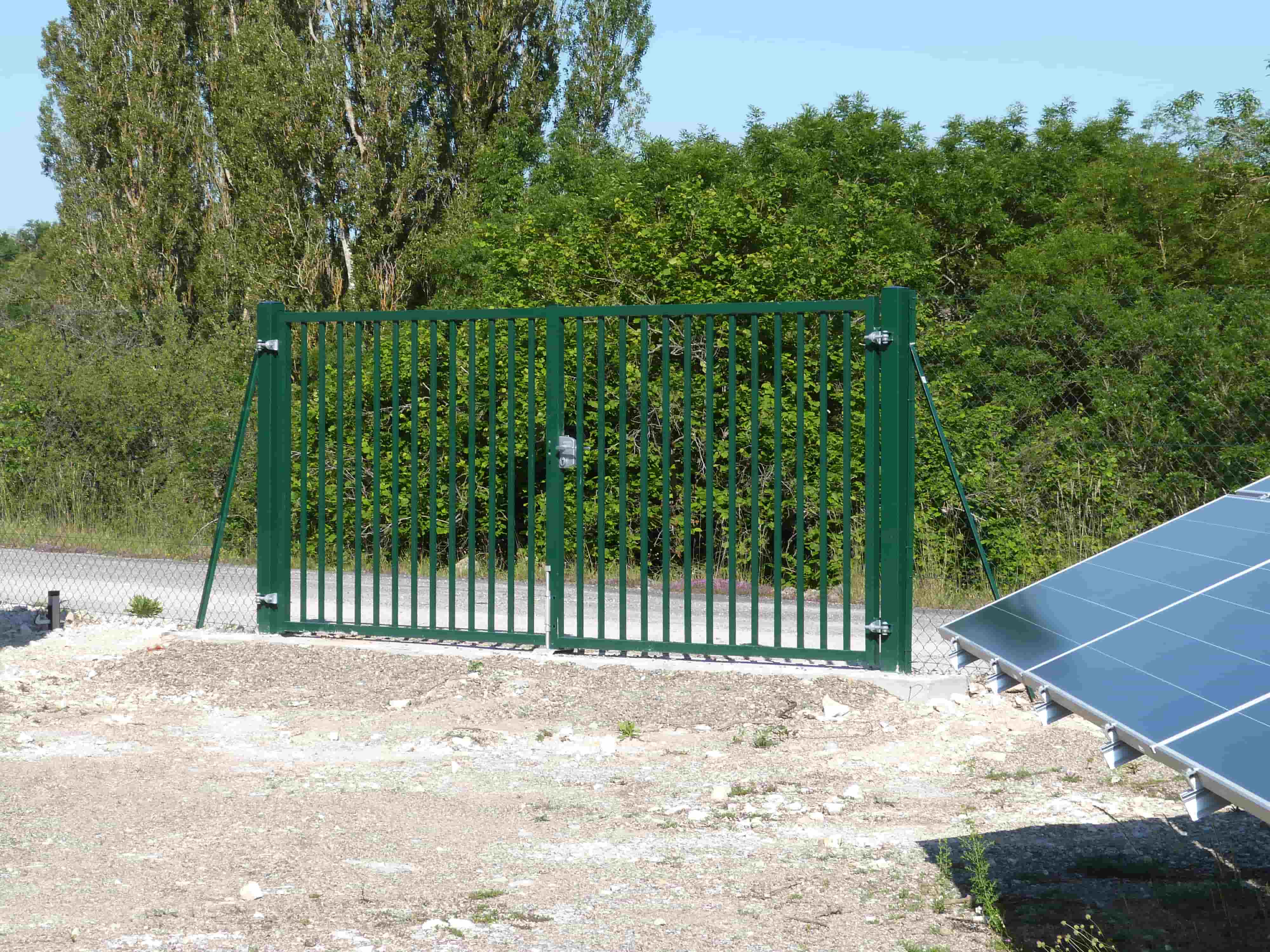 Portail à l'entrée du parc solaire de Villesèque