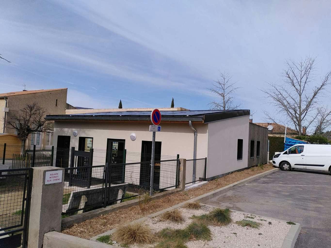 Photo des panneaux solaires sur le toit de la cantine scolaire. 