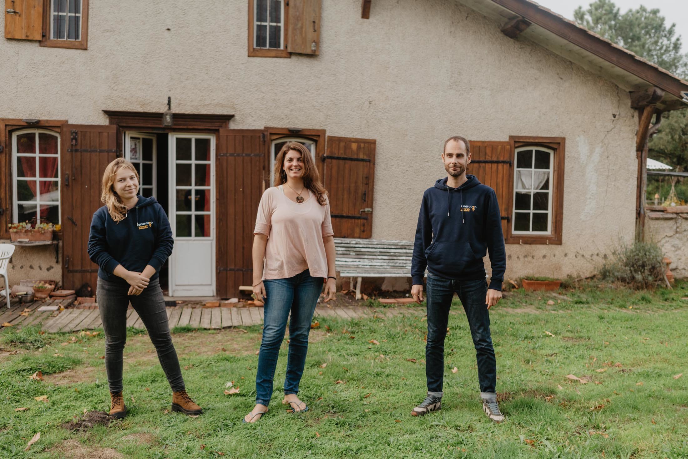 Anaïs Bouzon, sociétaire d'Enercoop Nouvelle-Aquitaine, entourée de Mathilde et Jérôme, salariés de la coopérative - crédit photo : Lycia Walter - Enercoop Nouvelle-Aquitaine