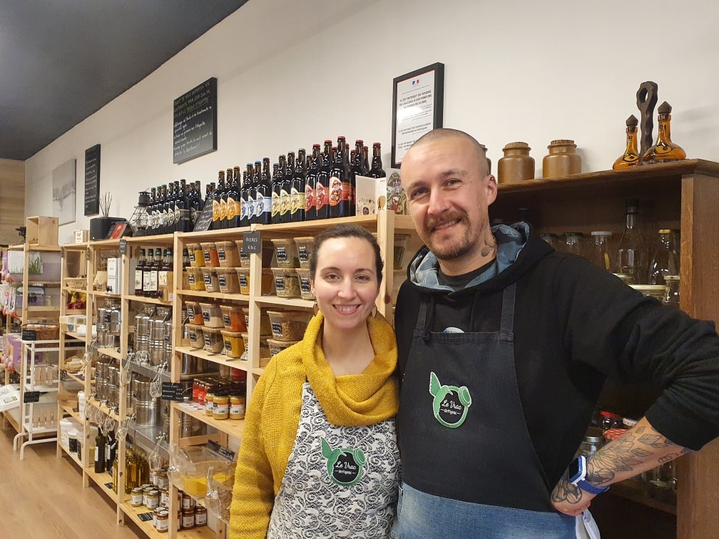 Linda et Nicolas, les gérants du Vrac de Figeac dans leur épicerie