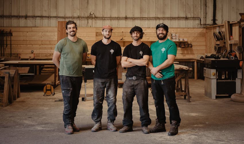Quatre associés de l'entreprise de charpente traditionnelle Canopée Construction - crédit photo : Lycia Walter - Enercoop Nouvelle-Aquitaine