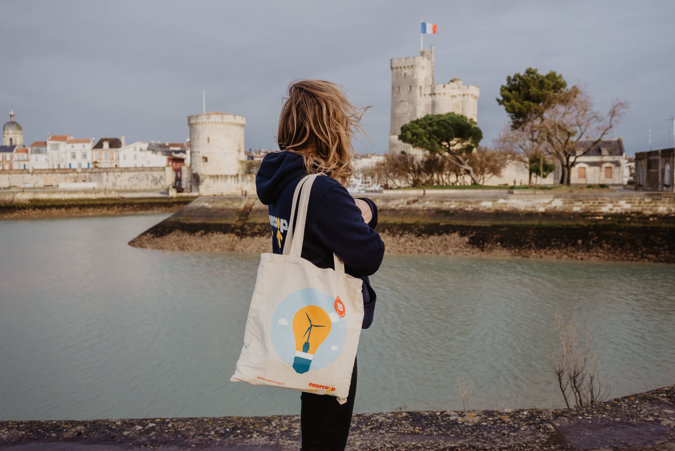 Mathilde, salariée de la coopérative, face au port de la Rochelle - crédit photo : Lycia Walter - Enercoop Nouvelle-Aquitaine