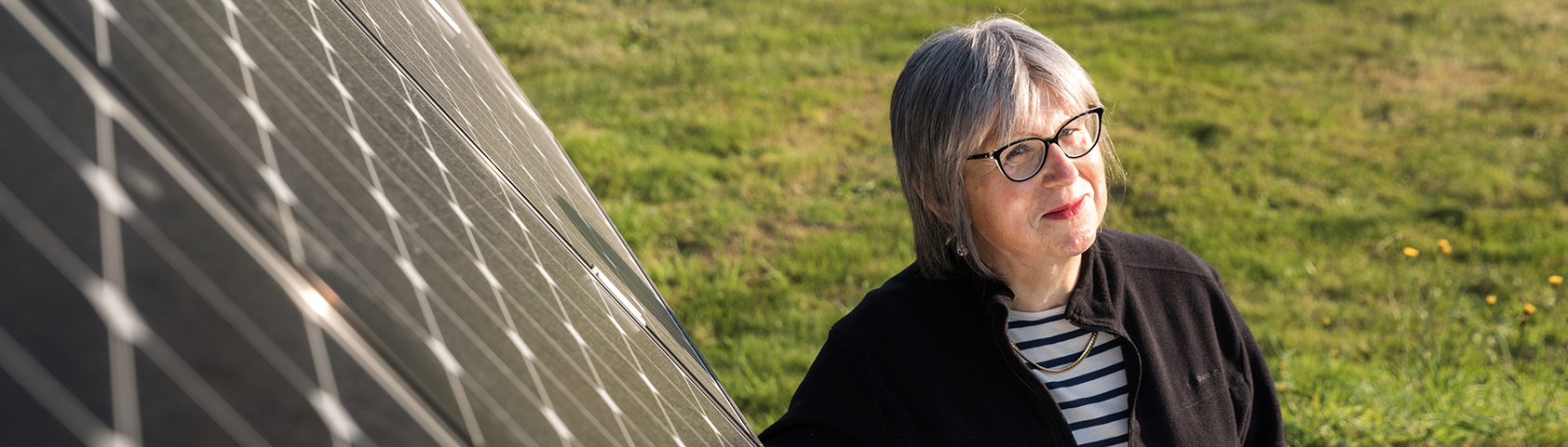 Une productrice Enercoop devant une centrale photovoltaïque - Enercoop Nouvelle-Aquitaine