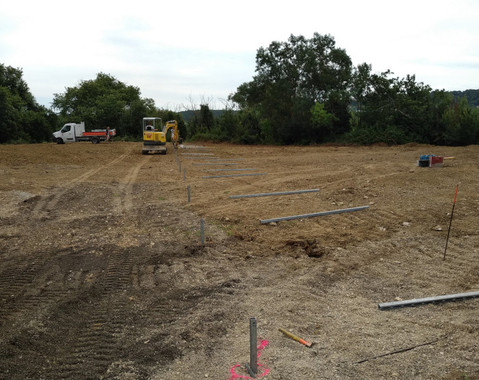 Pose de la clôture à Menville