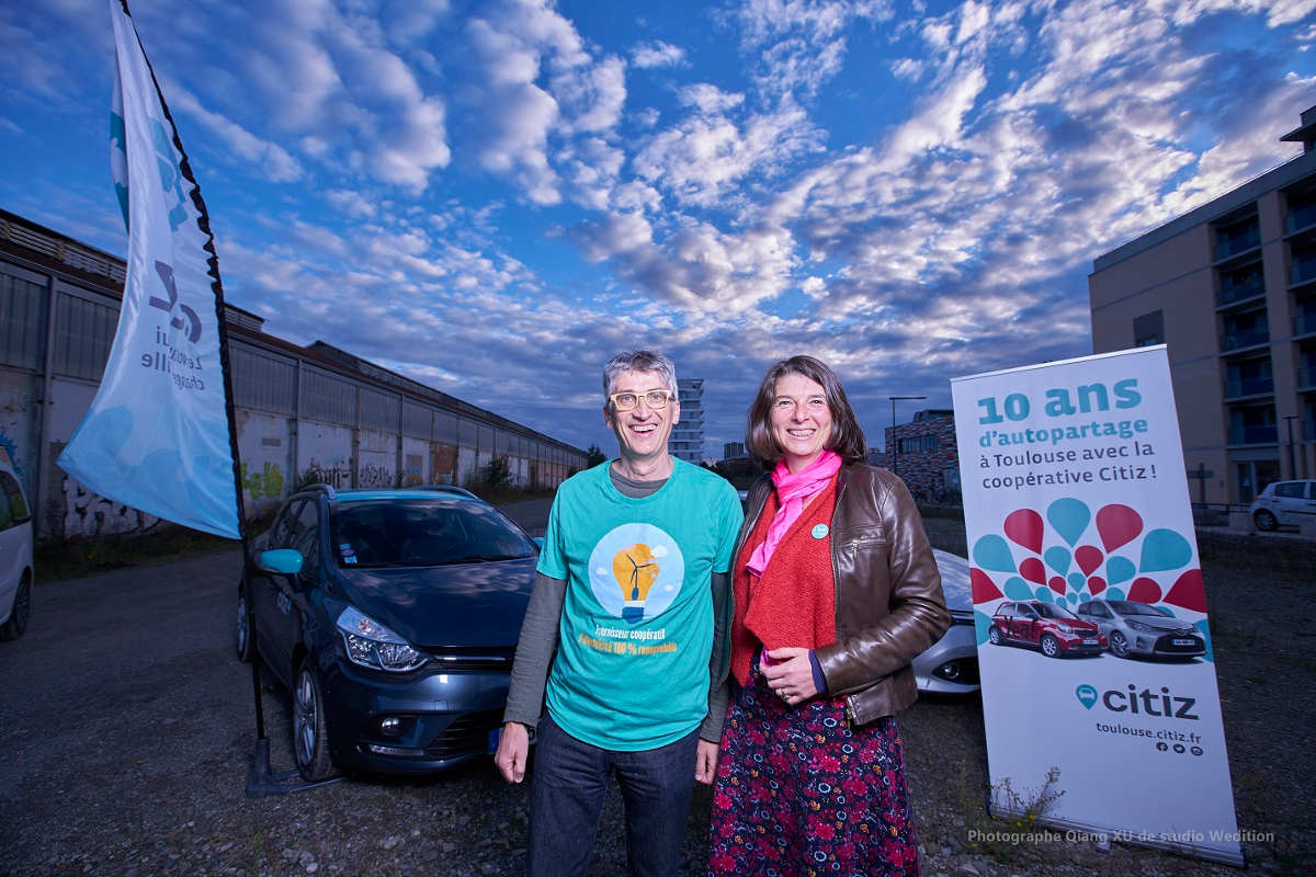 Deux personnes devant les voiture Citiz