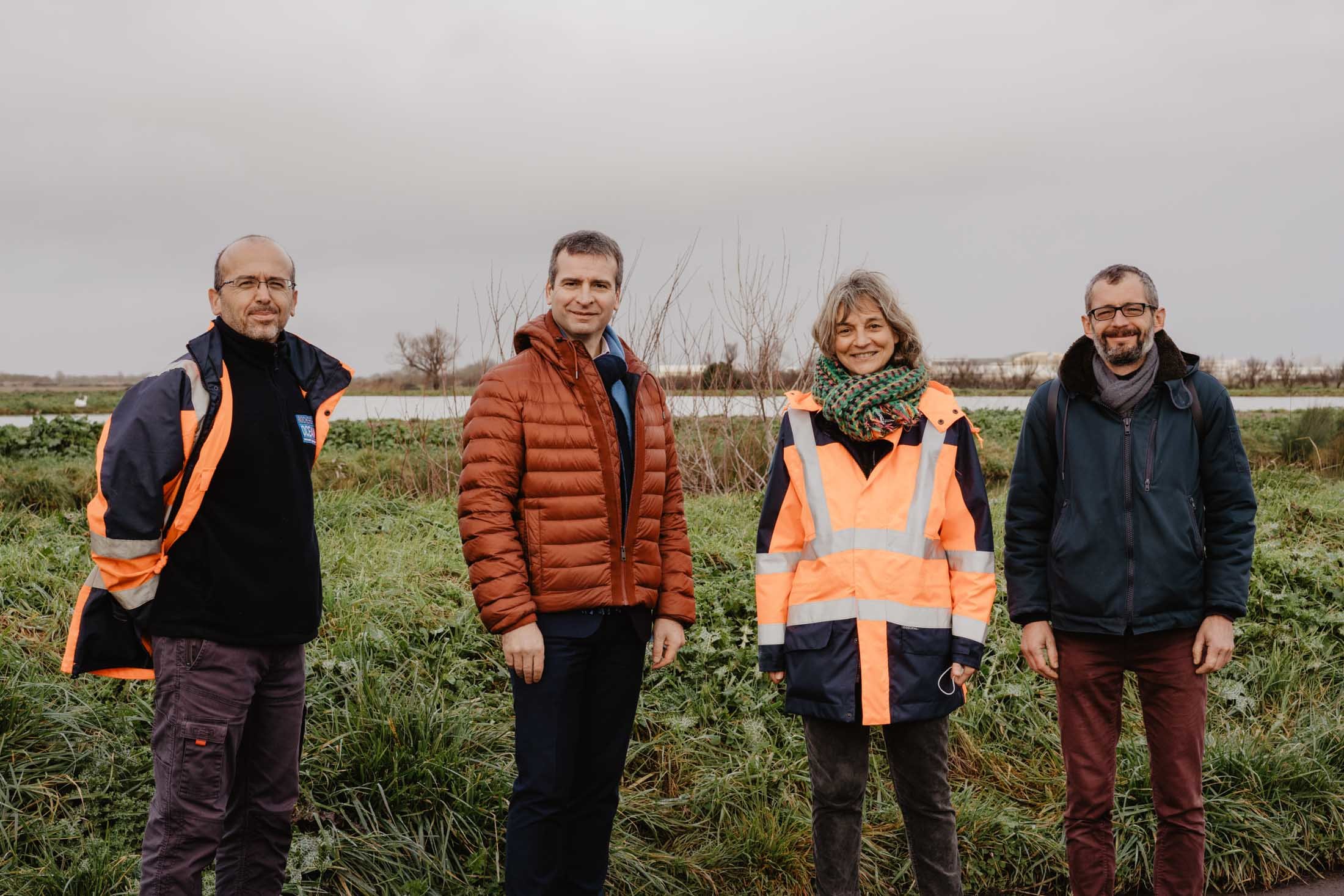 Le Maire de Rochefort entouré des employés du service énergie de l'agglomération de Rochefort Océan à la station de lagunane - Enercoop Nouvelle-Aquitaine