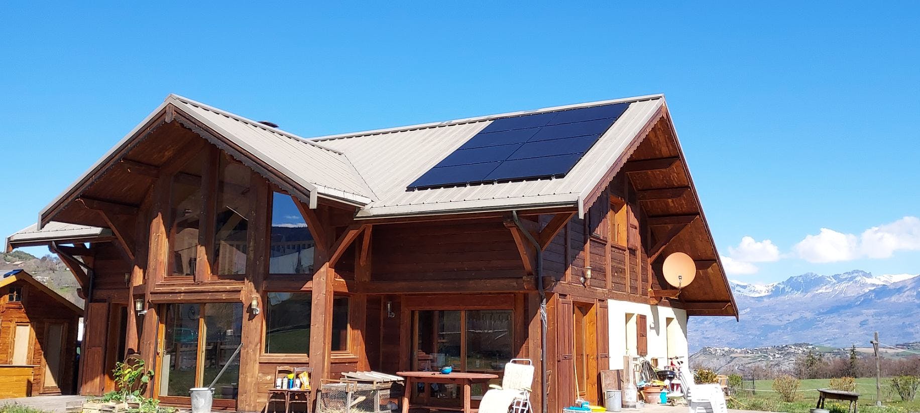 Panneaux solaires sur un toit - autoconsommation - Enercoop Paca