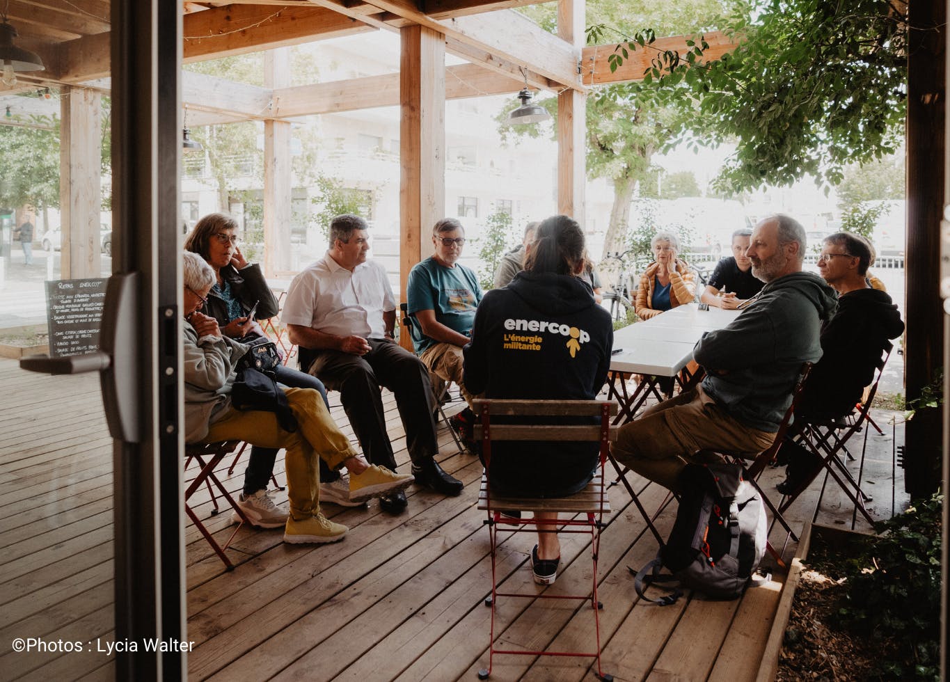 Groupe de personnes qui discute avec un animateur d'Enercoop Nouvelle-Aquitaine