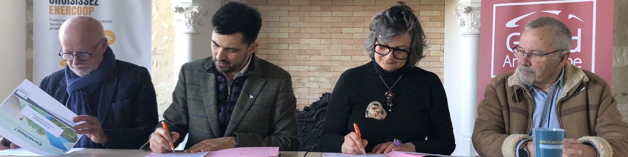 Photo de la signature de la convention entre Enercoop Nouvelle-Aquitaine avec la présidente Karine OUDOT et GrandAngouleme avec le président Xavier BONNEFONT