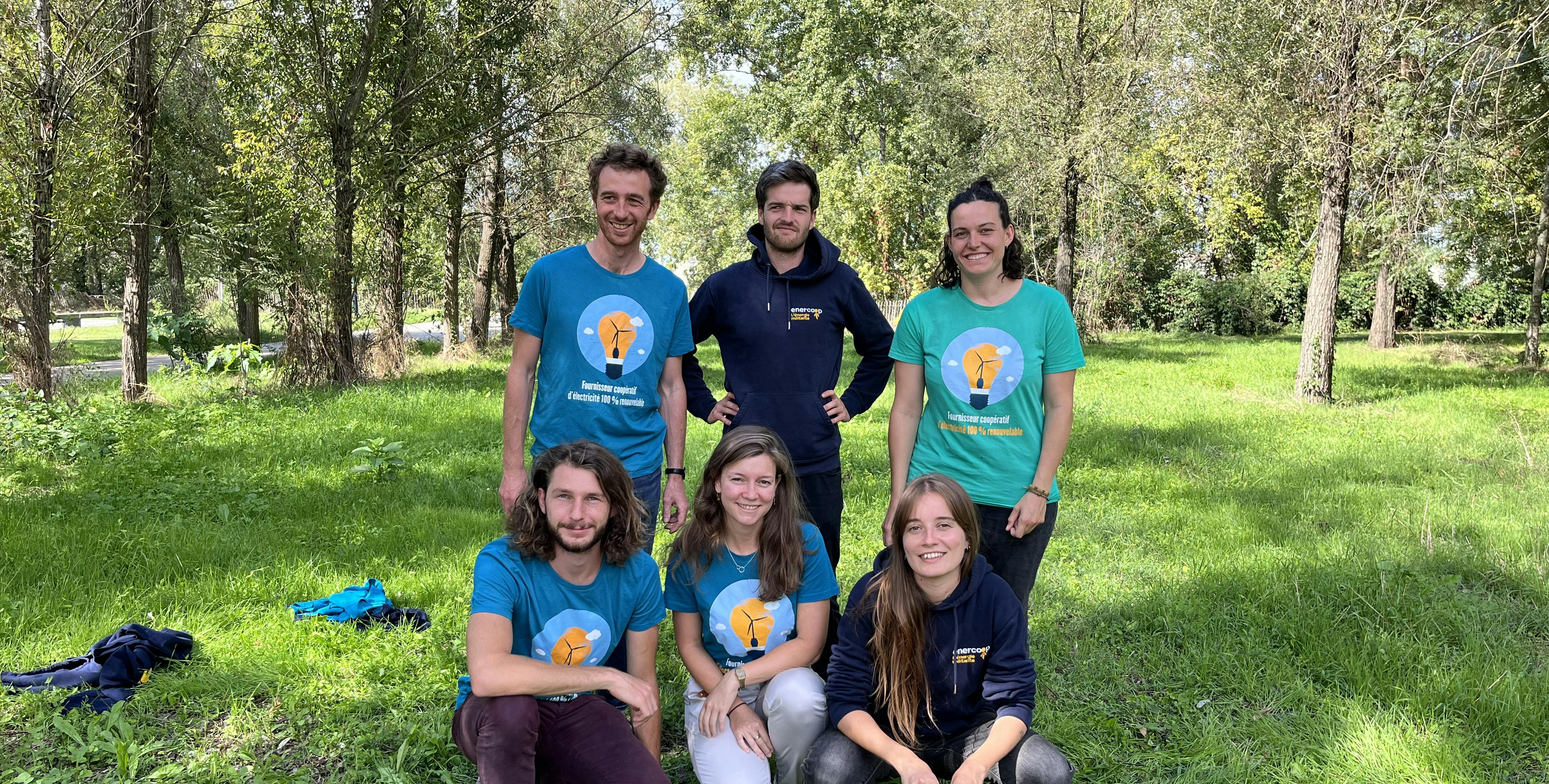 Photo de l'équipe du pole Energie d'Enercoop Nouvelle-Aquitaine, avec Nicolas Ghesquière, Mikel Hegoburu, Julie Artaud, Yannis Palmade, Morgane Bernard et Clémence Gauthier