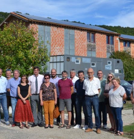 Photo du collectif citoyen Energie Citoyenne 47 qui inaugure une centrale solaire en toiture en Dordogne