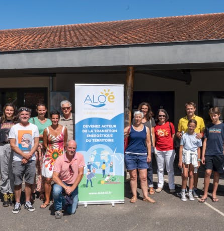 Photo des membres du collectif Adour Landes Océanes énergie avec un kakémono du collectif citoyens