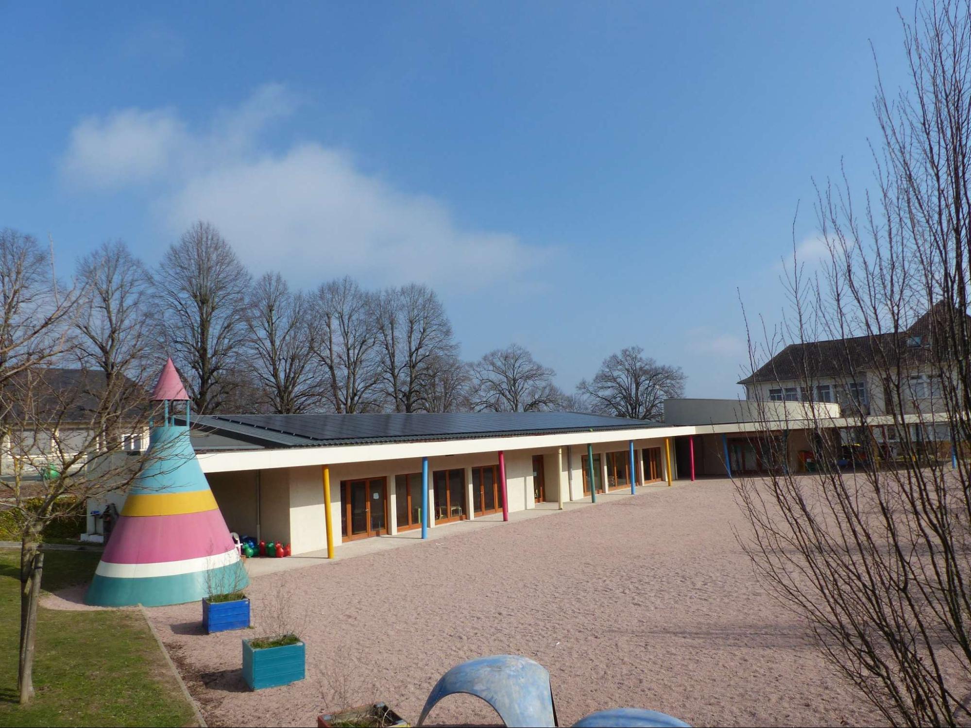 photo d'un établissement pour enfants avec des panneaux photovoltaïques sur son toit