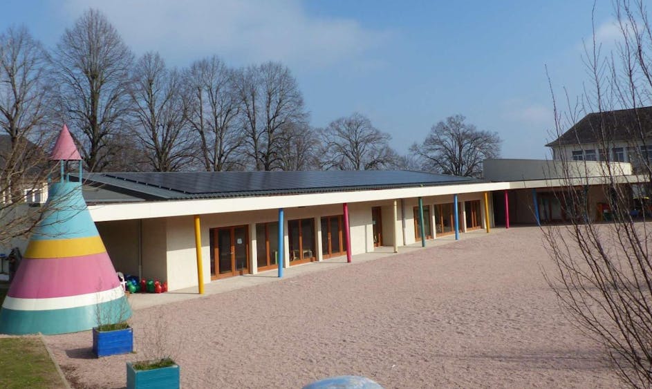 photo d'un établissement pour enfants avec des panneaux photovoltaïques sur son toit