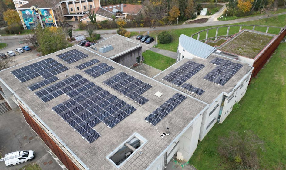 panneaux photovoltaïque sur le toit de la maison de musique de Meylan