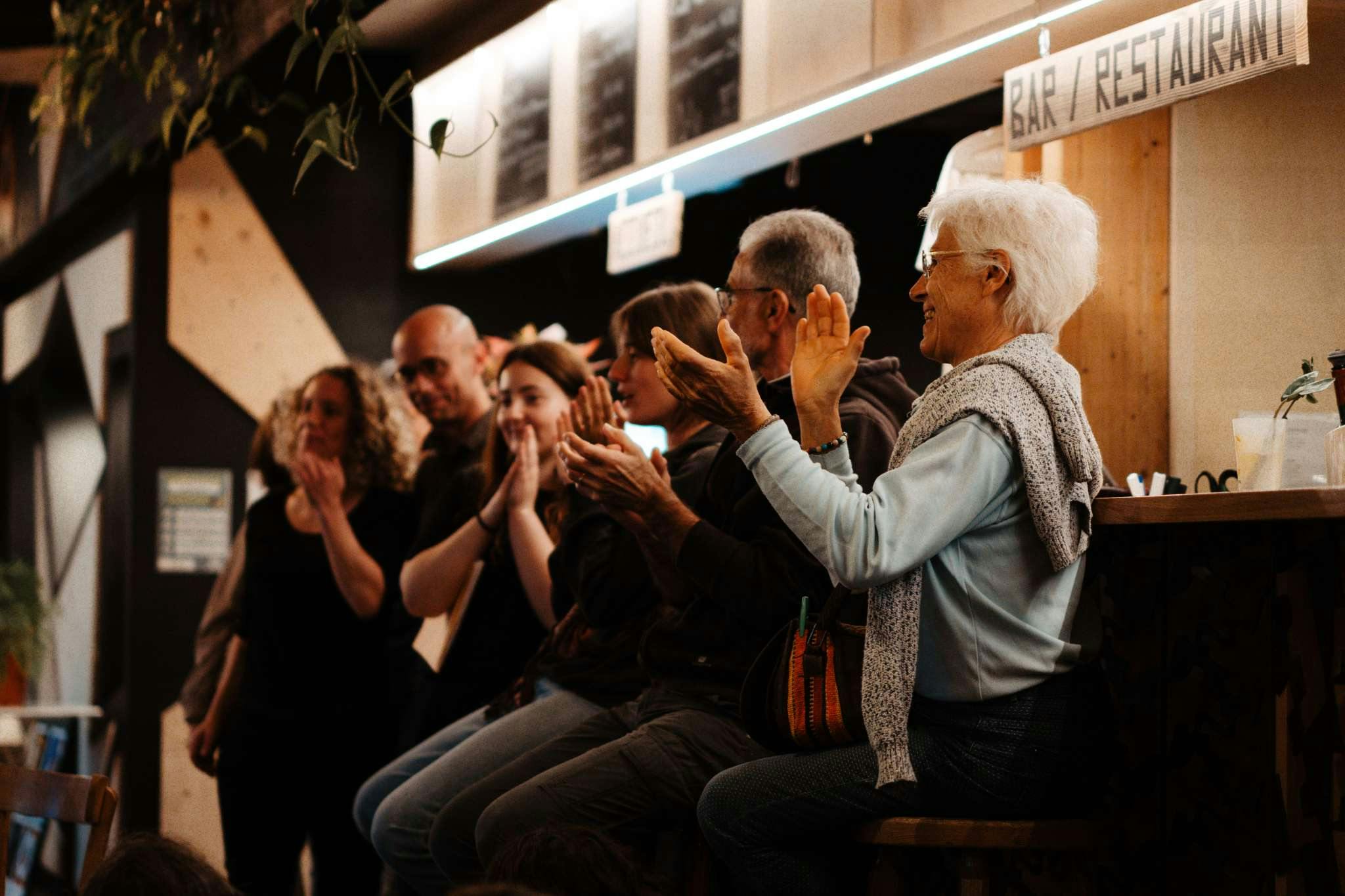 Photo de sociétaires qui applaudissent lors de l'assemblée générale 2024