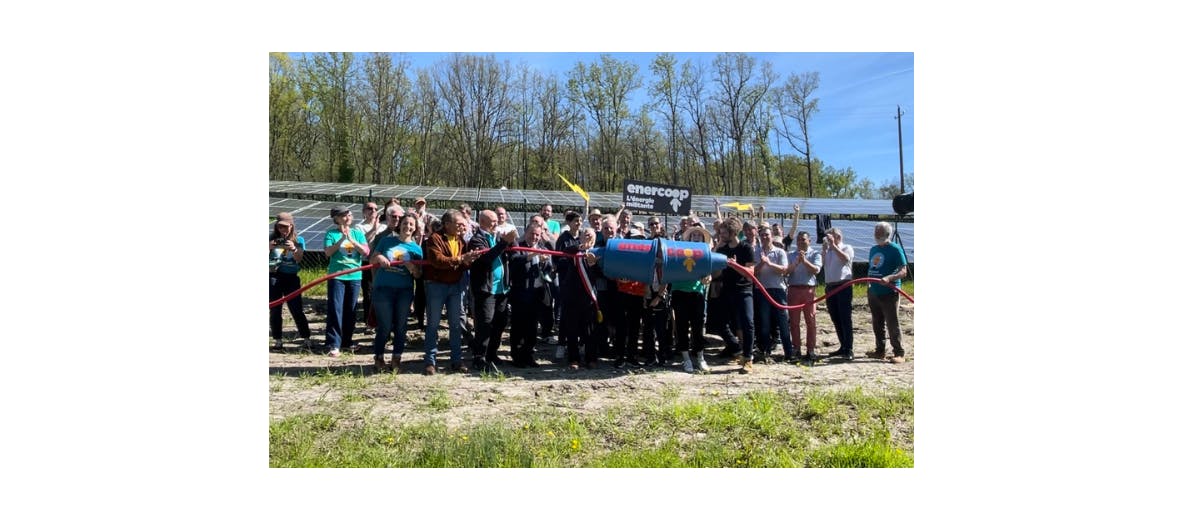 Photo de groupe de sociétaires Enercoop nouvelle-Aquitaine, habitant.e.s de Faurilles et élu.s locaux pour le branchement symbolique du parc solaire de faurilles