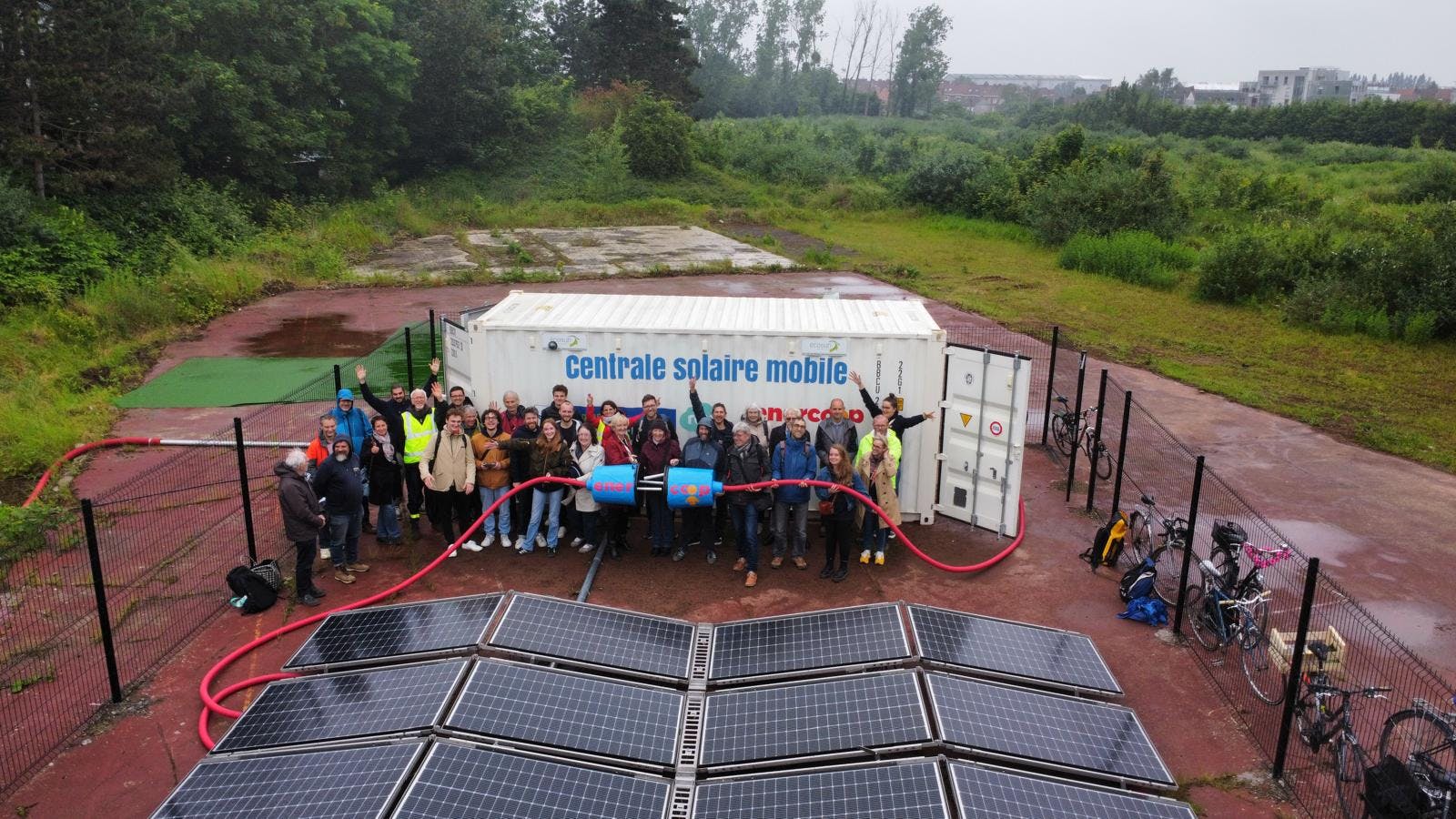 Photo des sociétaires devant la centrale solaire mobile
