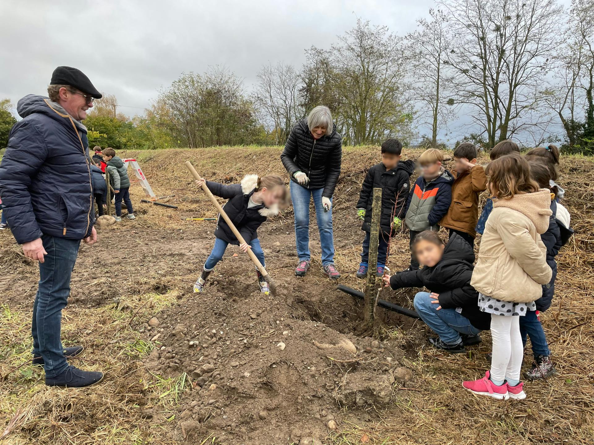 Plantation d'un verger en bordure de parc solaire par les écoliers de Verniolle