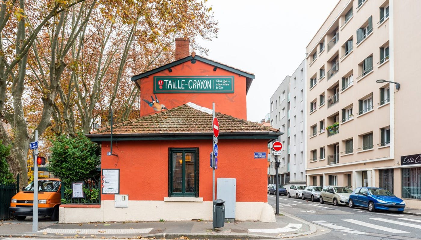 Bâtiment le Taille-Crayon, de couleur rouge, vu depuis la rue à Villeurbanne.