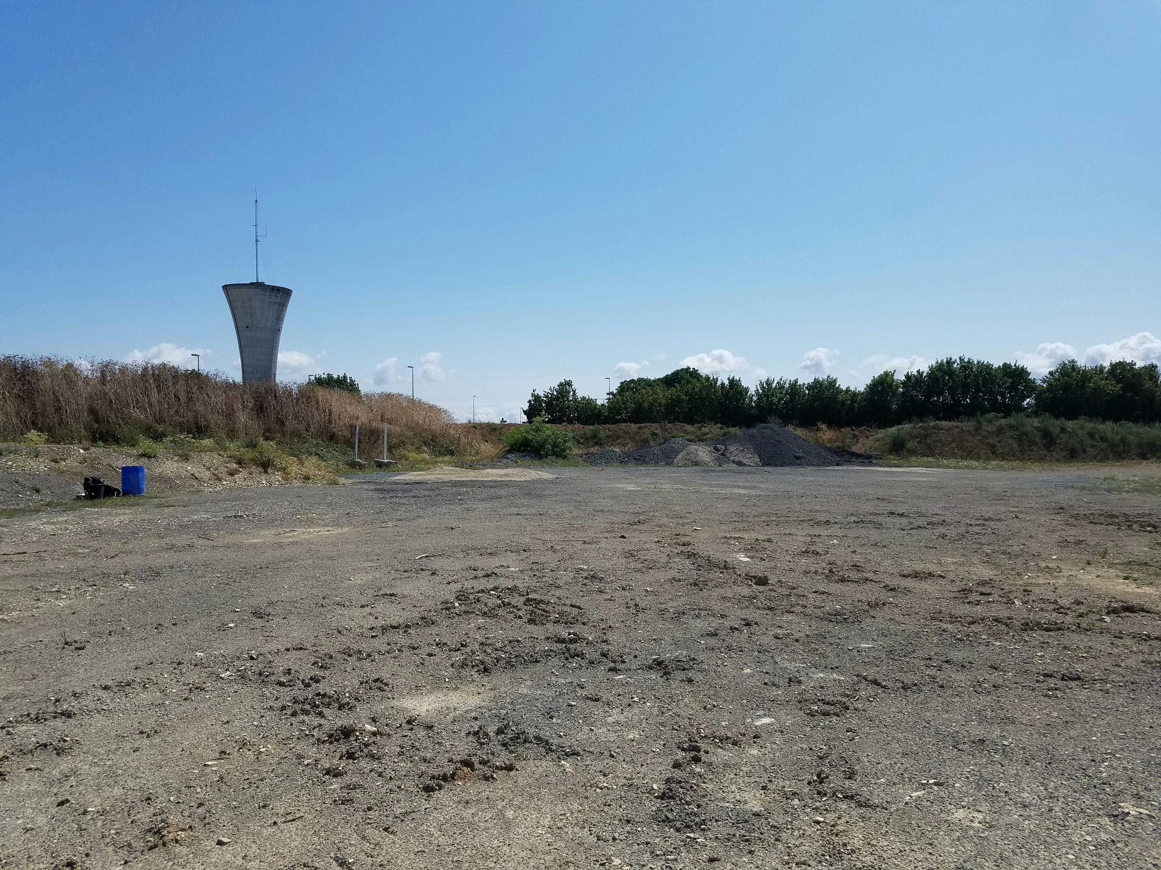 Photo du terrain d'Andilly où est en développement un parc solaire, on y voit l'artificialisation du sols du aux activités humaines précédente