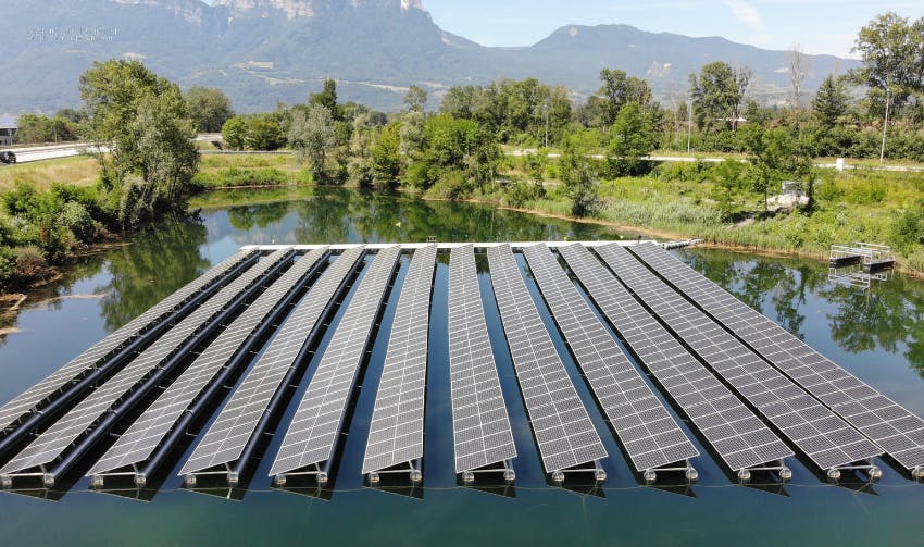 Communauté de communes Coeur de Savoie installe un parc solaire flottant avec Enercoop Auvergne-Rhône-Alpes