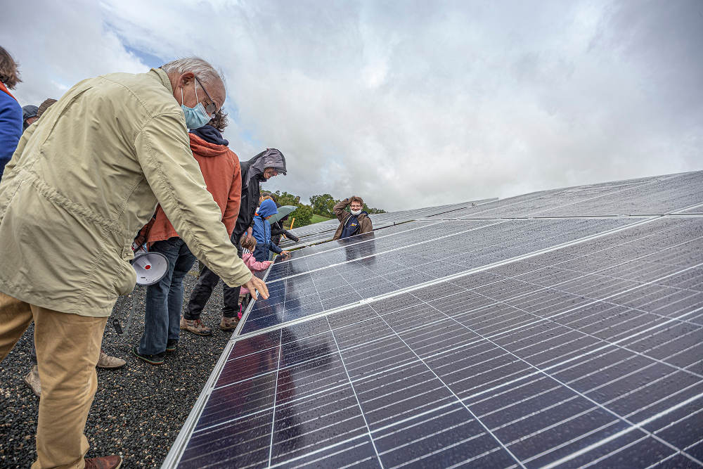 Toucher un panneau solaire Enercoop - parc solaire coopératif de Vayssière à Montfaucon par Enercoop Midi-Pyrénées