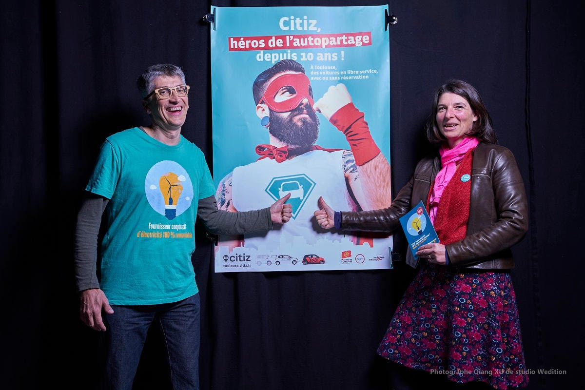 Deux personnes d'Enercoop Midi-Pyrénées et de Citiz Toulouse joyeuses
