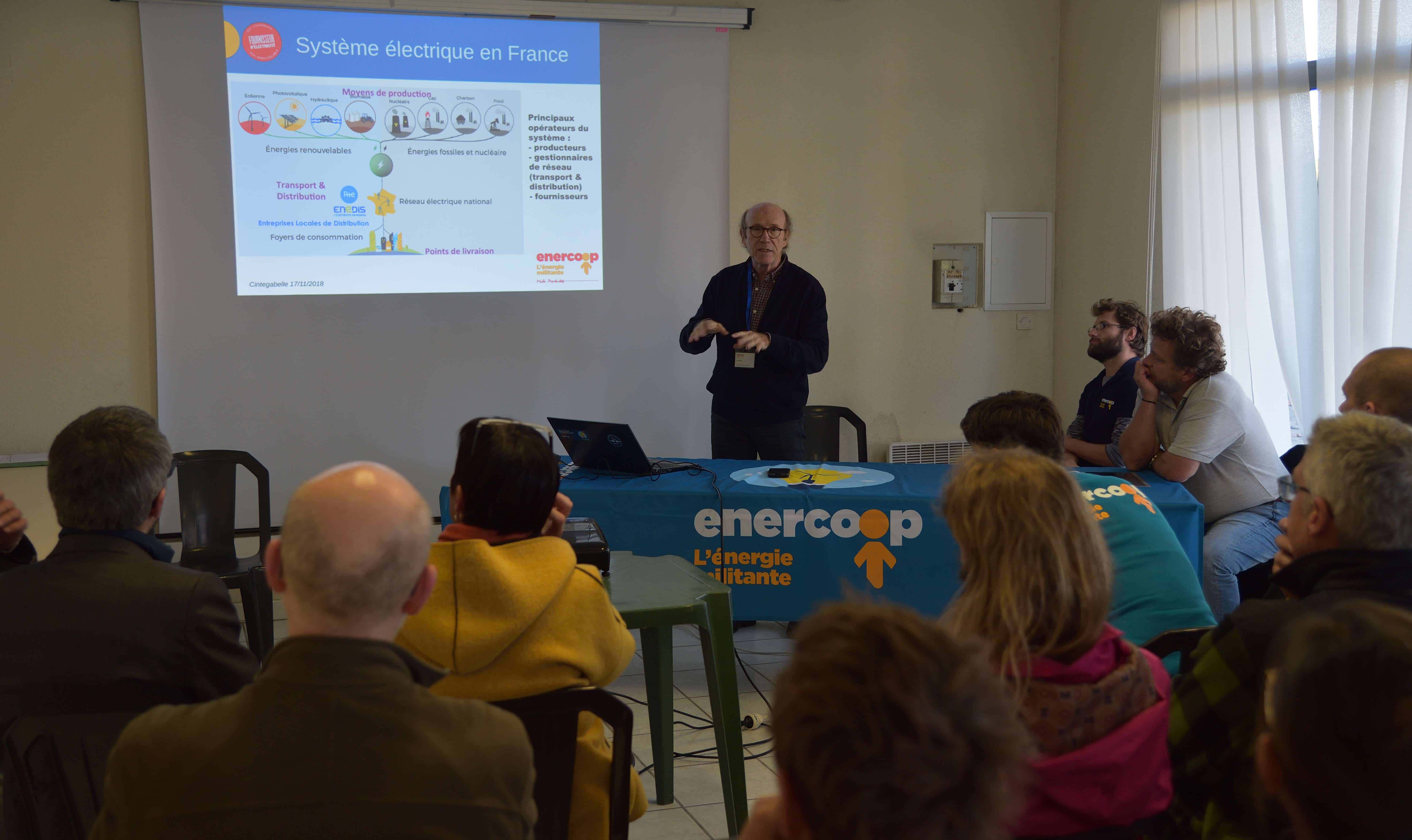 Président d'Enercoop présente la coopérative et le monde de l'énergie lors d'une réunion publique à Cintegabelle