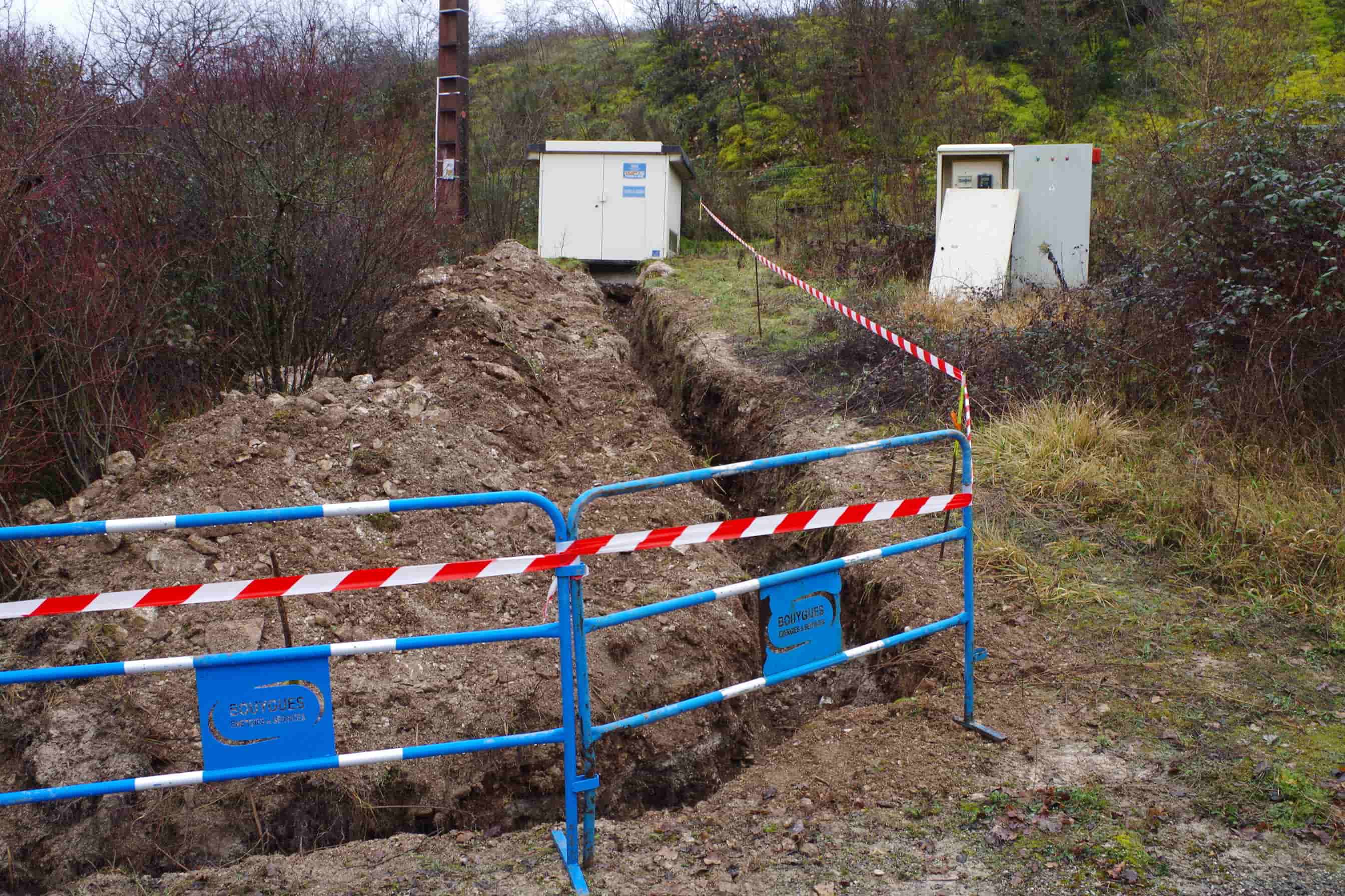 Creusement des tranchées au parc solaire de Villesèque