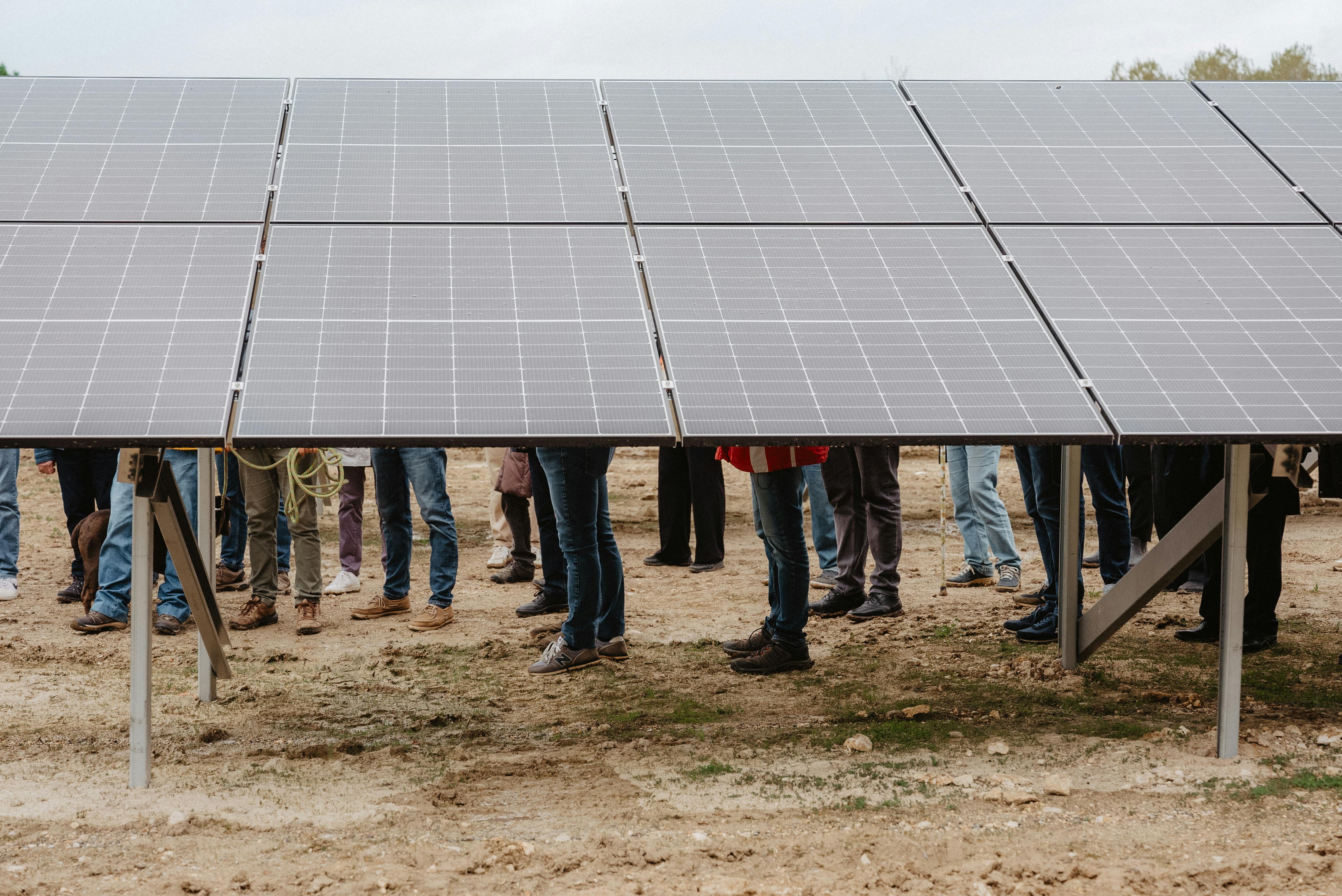 Panneaux solaires avec les jambes de personnes derrière