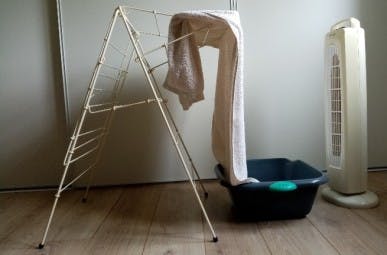 rafraichisseur maison avec une serviette mouillée devant un ventilateur