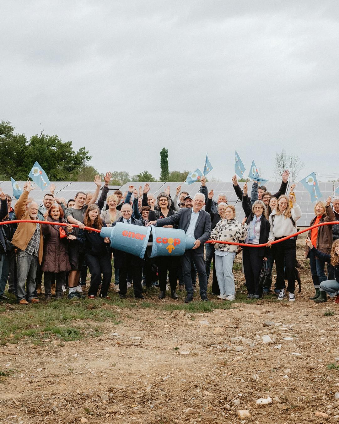 Photo du branchement symbolique du parc photovoltaïque par les visisteurs pendant l'inauguration du parc
