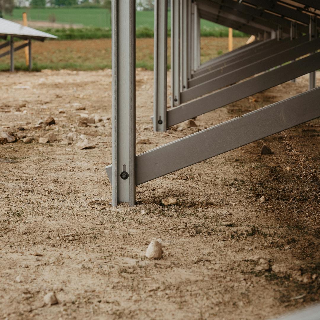 Micropieux utilisés pour soutenir les panneaux solaire du parc et éviter de mettre du béton au sol