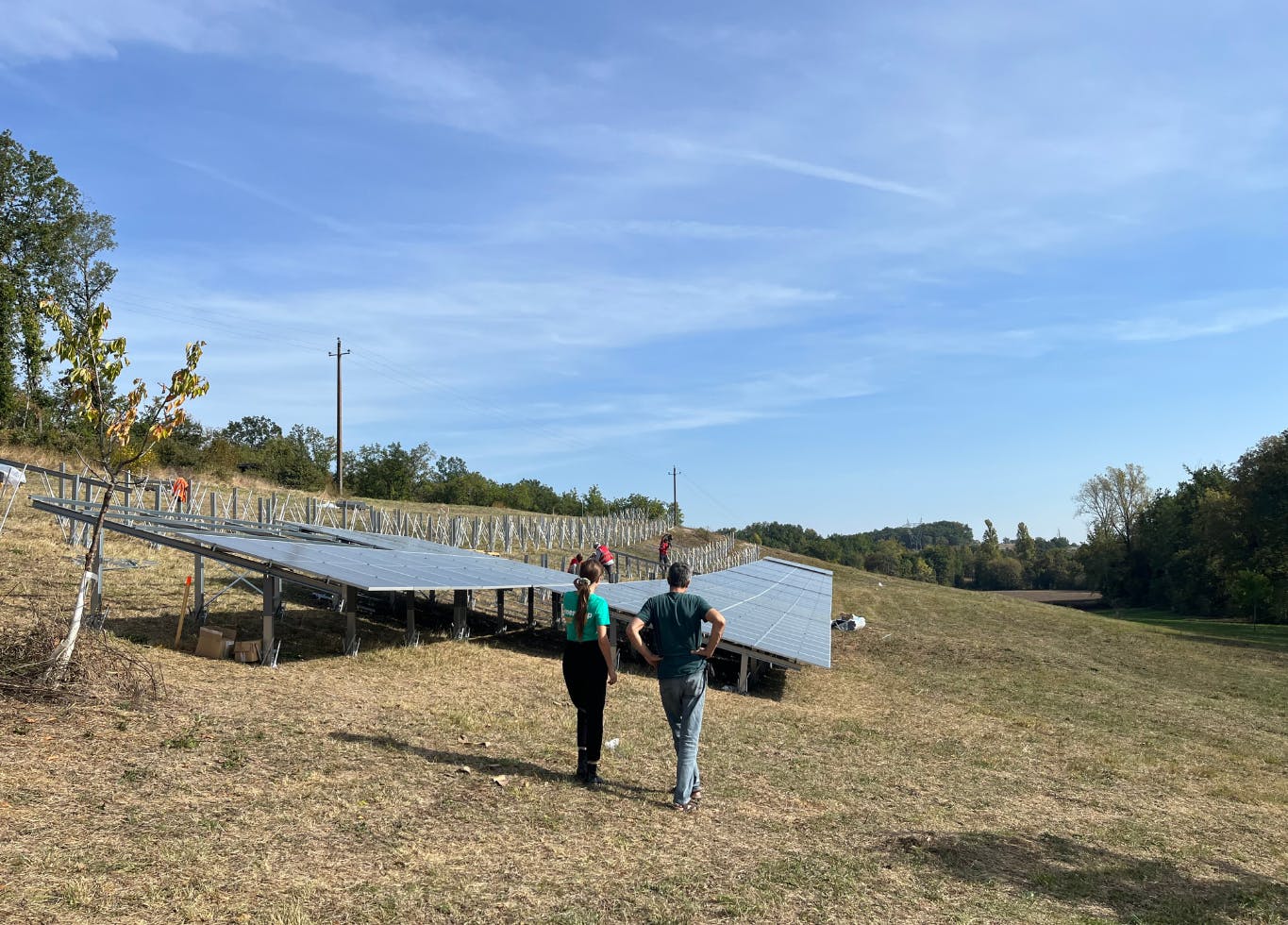 Construction du parc photovoltaïque de la Mailleraie à Faurilles (24) avec des salariées Enercoop Nouvelle-Aquitaine