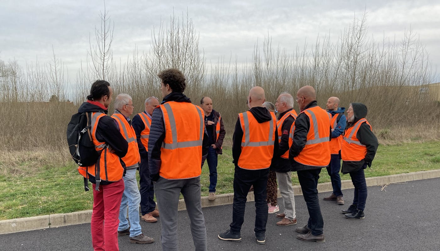Groupe de partenaires Enercoop, Nevers Agglomération et Nièvre Energies en visite du parc de production photovoltaïque de Nevers