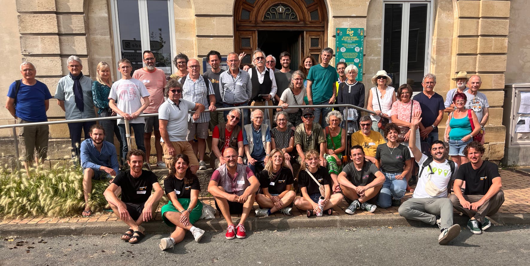 Photo d'un groupe de sociétaire et de salarié.e.s d'Enercoop Nouvelle-Aquitaine, lors de l'AG 2025