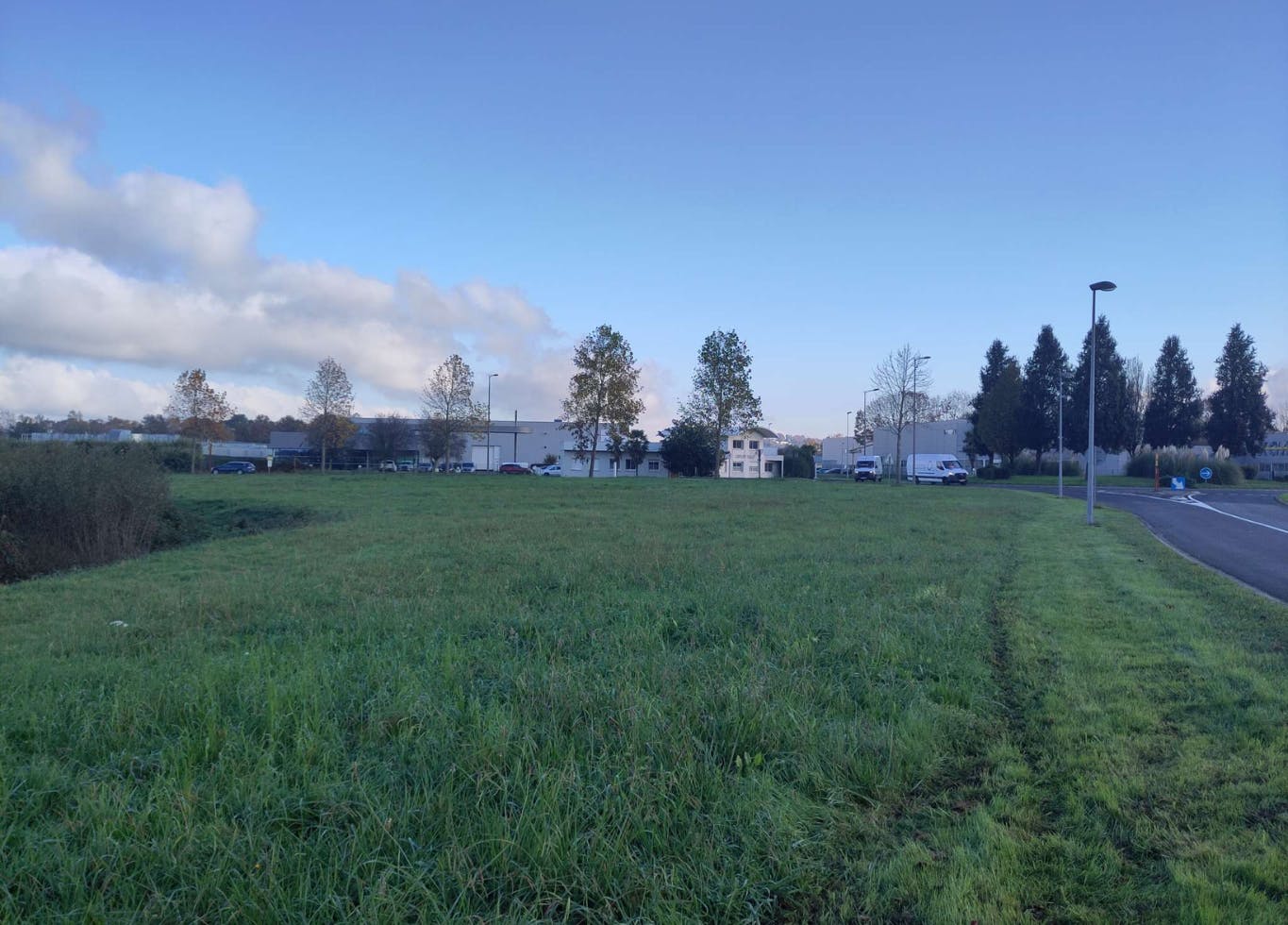 Photo brut du terrain de Serres-Castet, proche d'une départementale