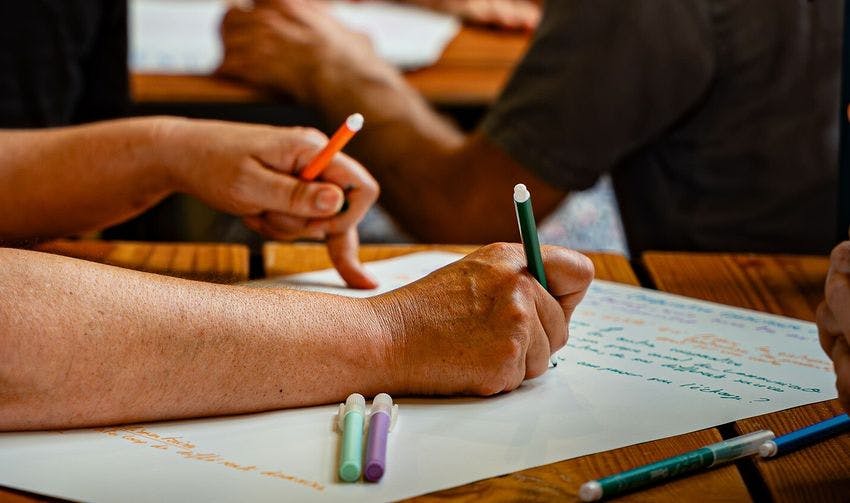 écriture écrit inclusive main