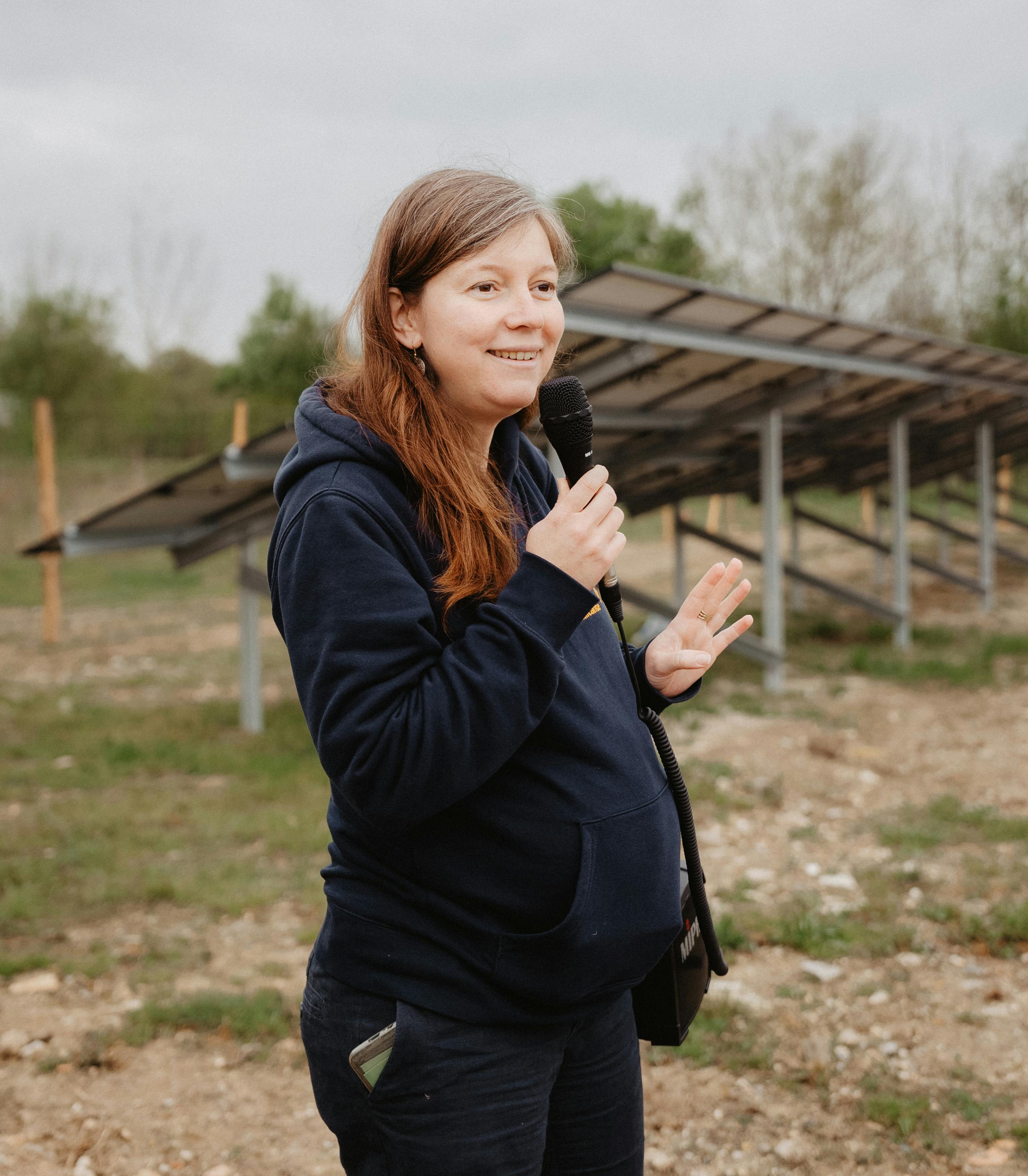Morgane Bernard lors de la visite du parc de la Douyne à Castillonnès (47)