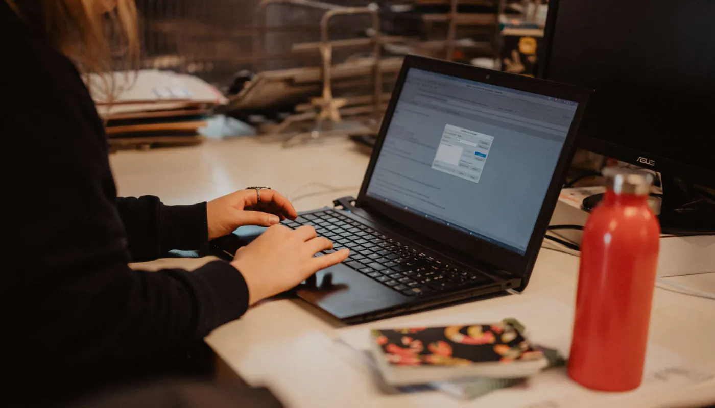 Réforme de la facturation électronique
les informations à retenir Une salariée sur son ordinateur