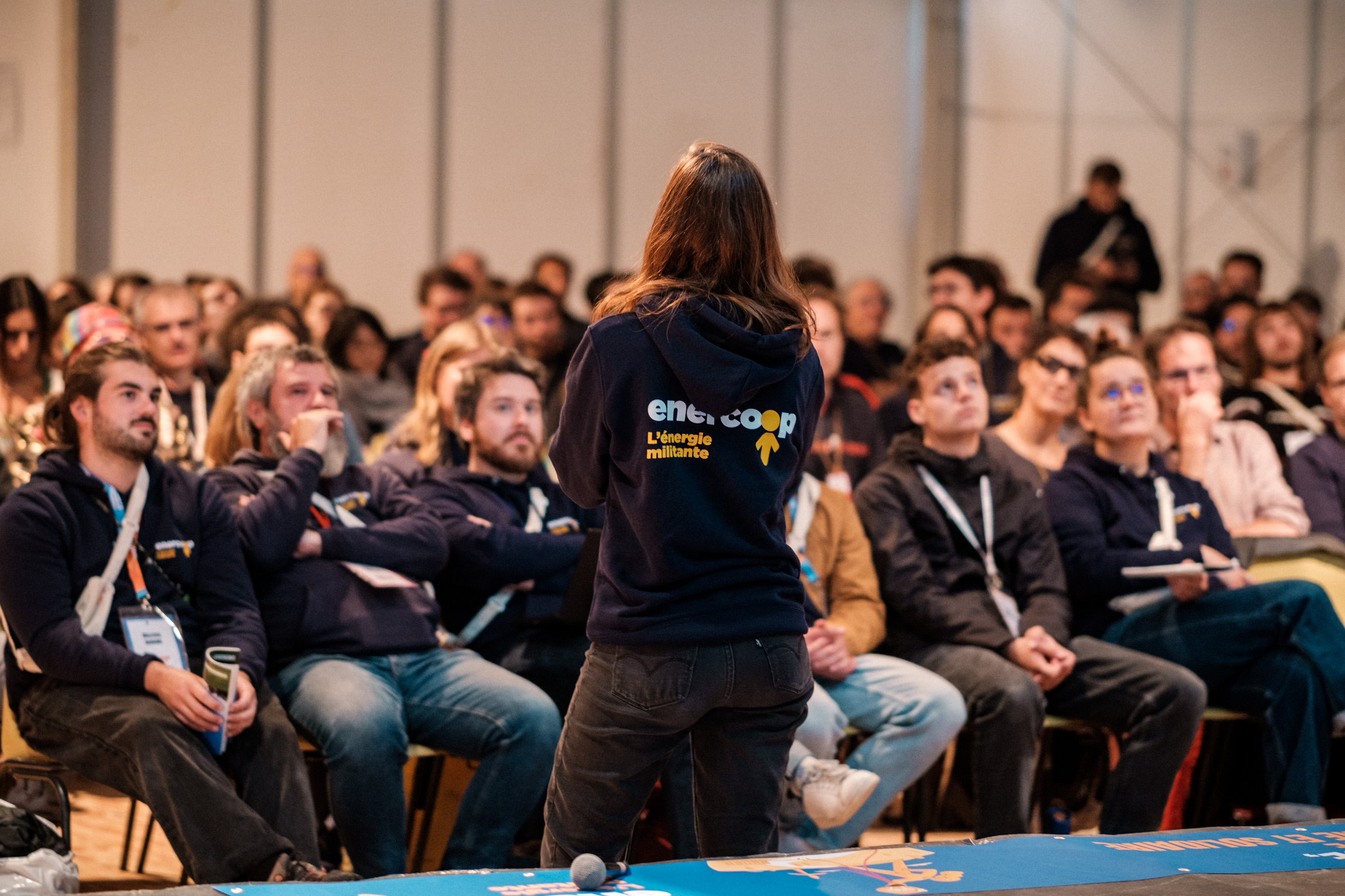 Une salariée d&#39;Enercoop prend la parole face à un public