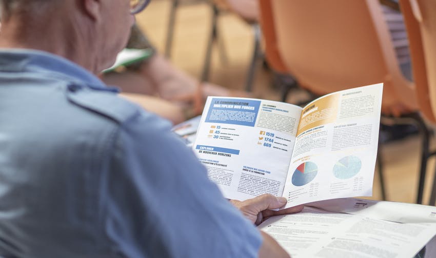 Enedis fait évoluer les heures creuses : 
les vôtres pourraient peut-être changer Personne lisant un document