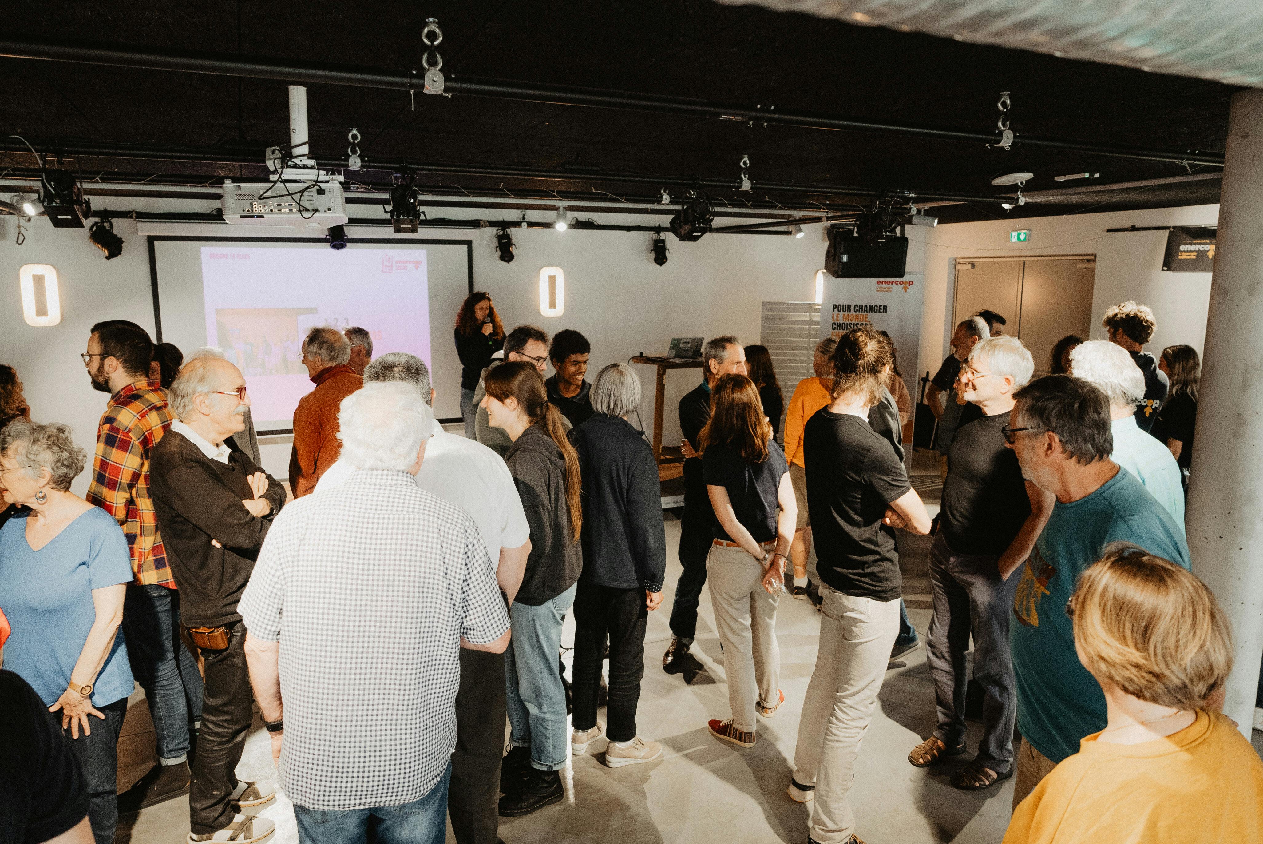 Les coopératives Enercoop et Enercoop Nouvelle-Aquitaine seront présentes au forum mondial de l'ESS du 29 au 31 octobre 2025 au parc des expositions à Bordeaux. Photo de personnes qui discutent