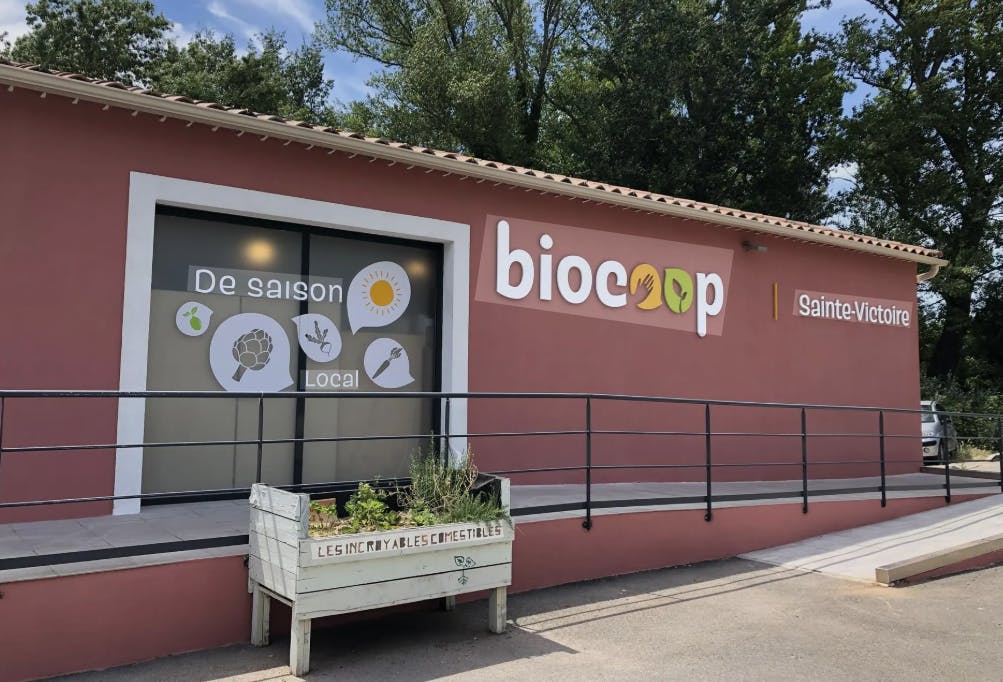 La Biocoop Sainte Victoire
a choisi Enercoop Paca pour se faire accompagner dans son projet de centrale solaire Biocoop_Sainte_Victoire