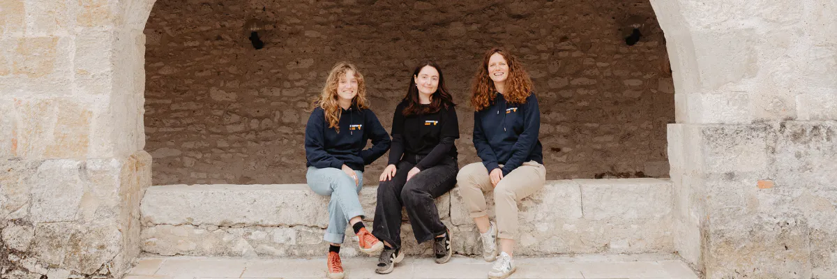 Photo de l'équipe coopération d'Enercoop nouvelle-Aquitaine. Léa Letty, Alice Andueza et Sandrine Larrouy-Castera
