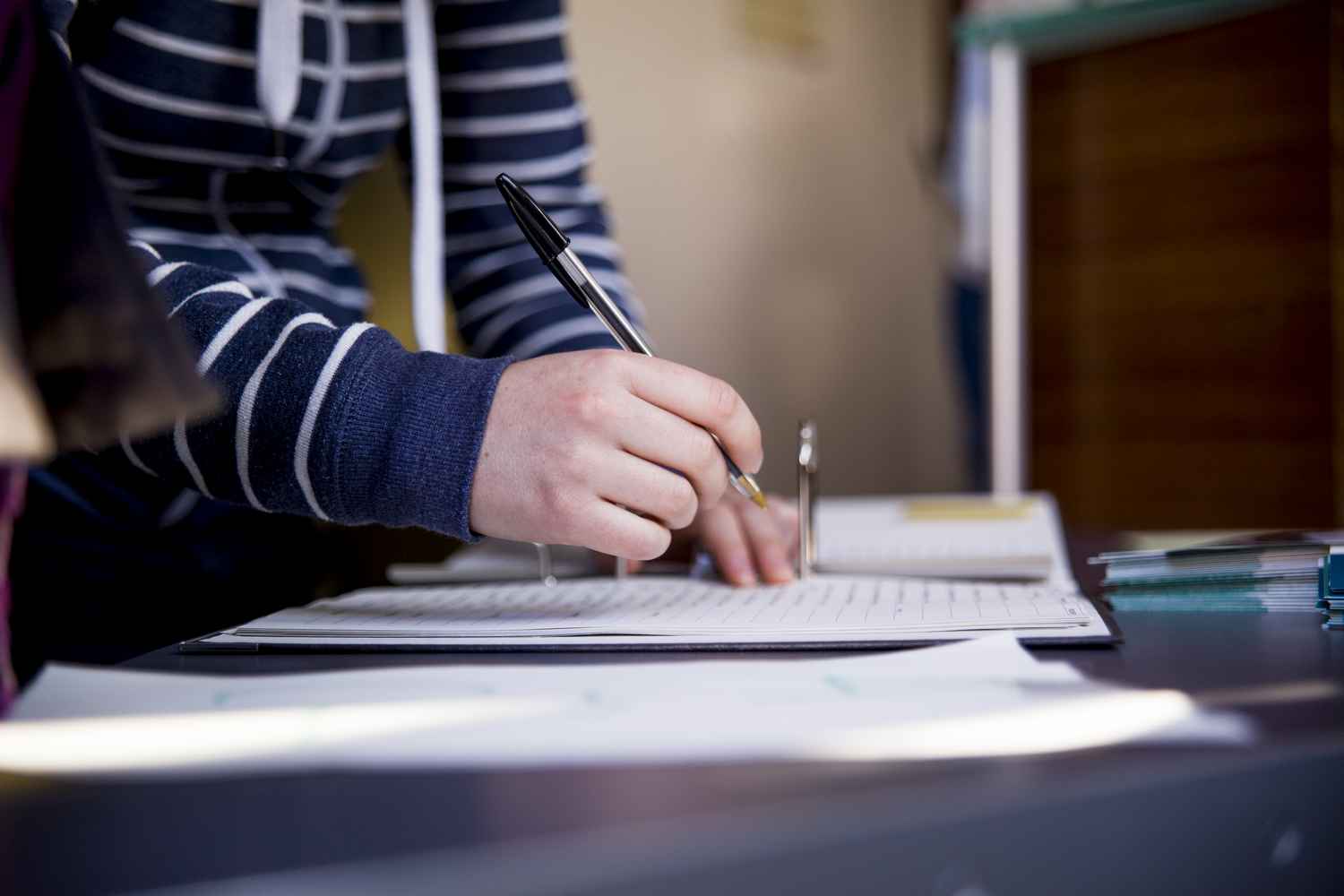 Main qui signe un registre 