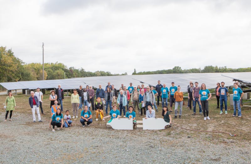 Sociétaires Enercoop Pays de la Loire devant la centrale solaire de La Petite Vicomté, septembre 2021
