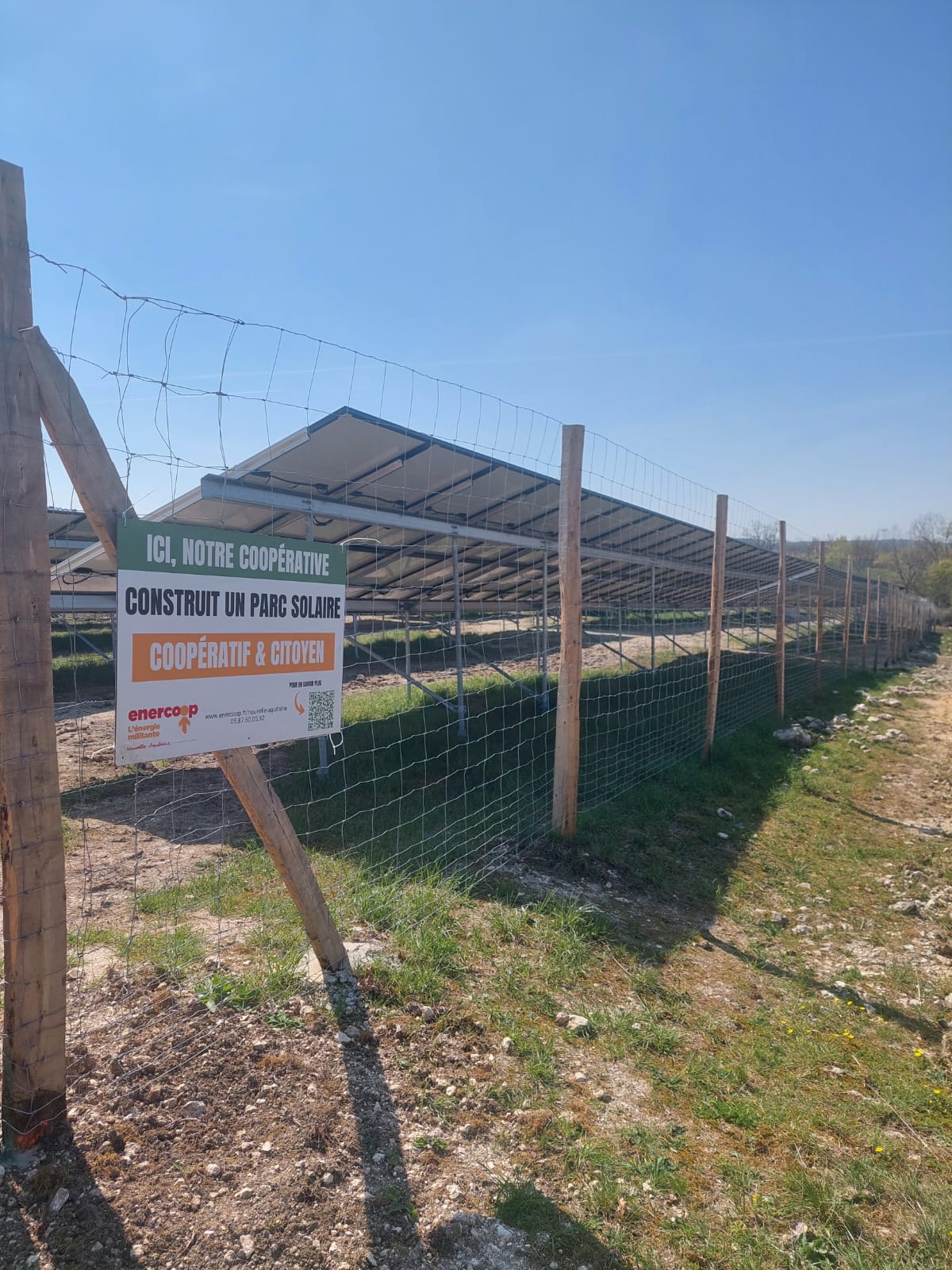 Panneau devant un parc solaire