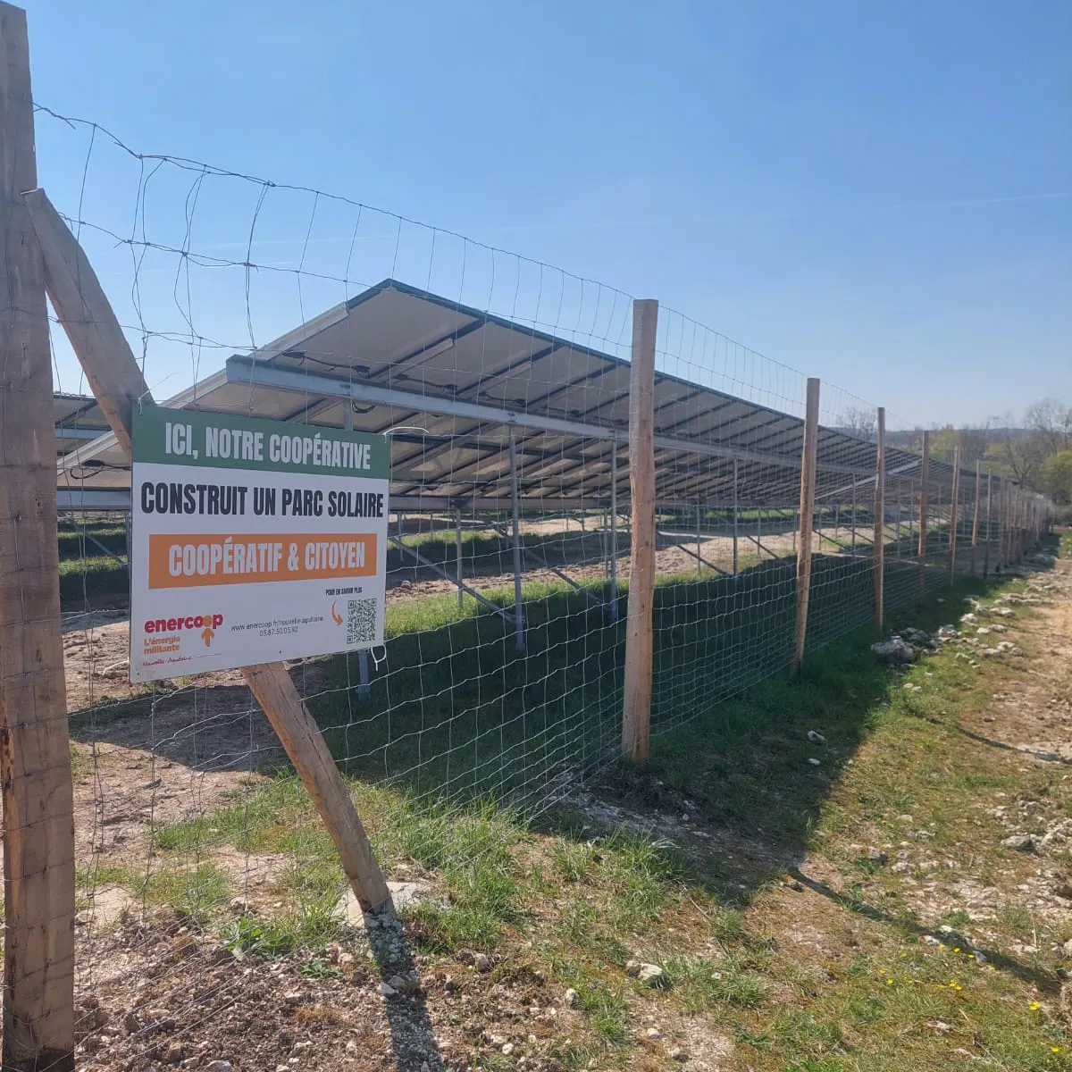 Inauguration
du Parc solaire du Mouly (47) Panneau devant un parc solaire